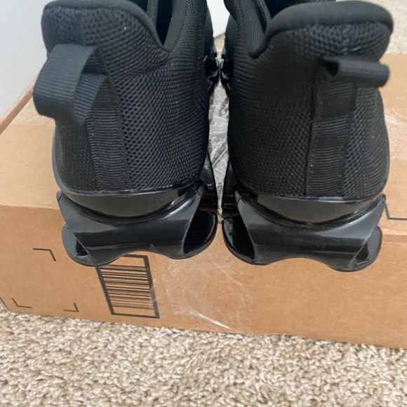 New In Box Men’s Black Sneakers Size 11 - Picture 4 of 5